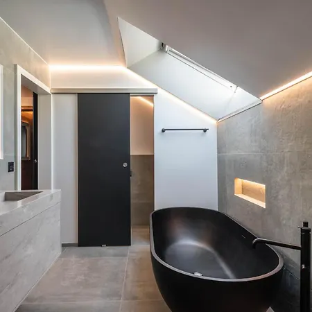 Central, Luxury, Chalet-style Penthouse Lejlighed *