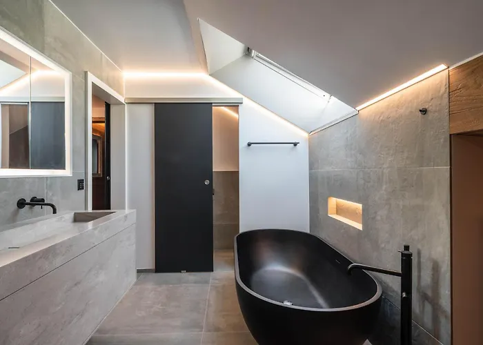 Central, Luxury, Chalet-style Penthouse דירה *