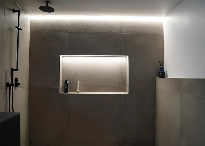 Central, Luxury, Chalet-style Penthouse דירה אנגלברג