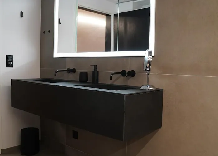 Central, Luxury, Chalet-style Penthouse דירה